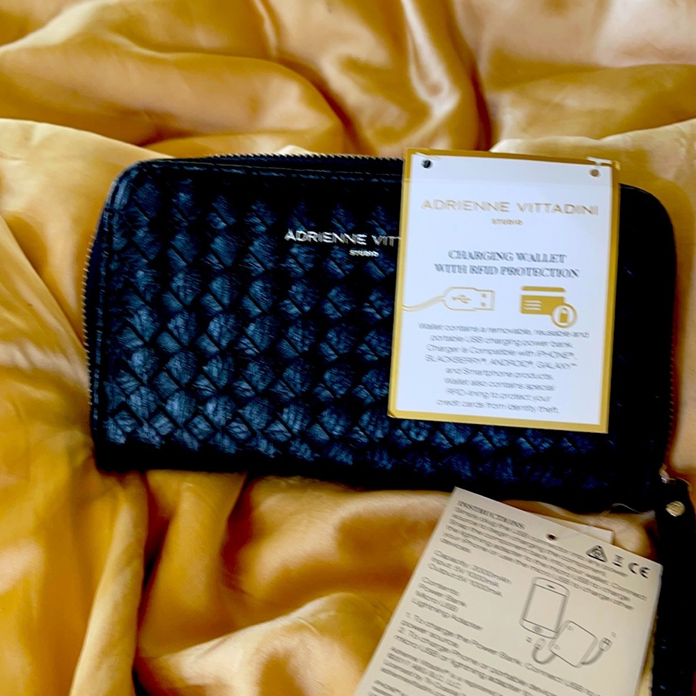 Adrienne Vittadini charging wallet NWT